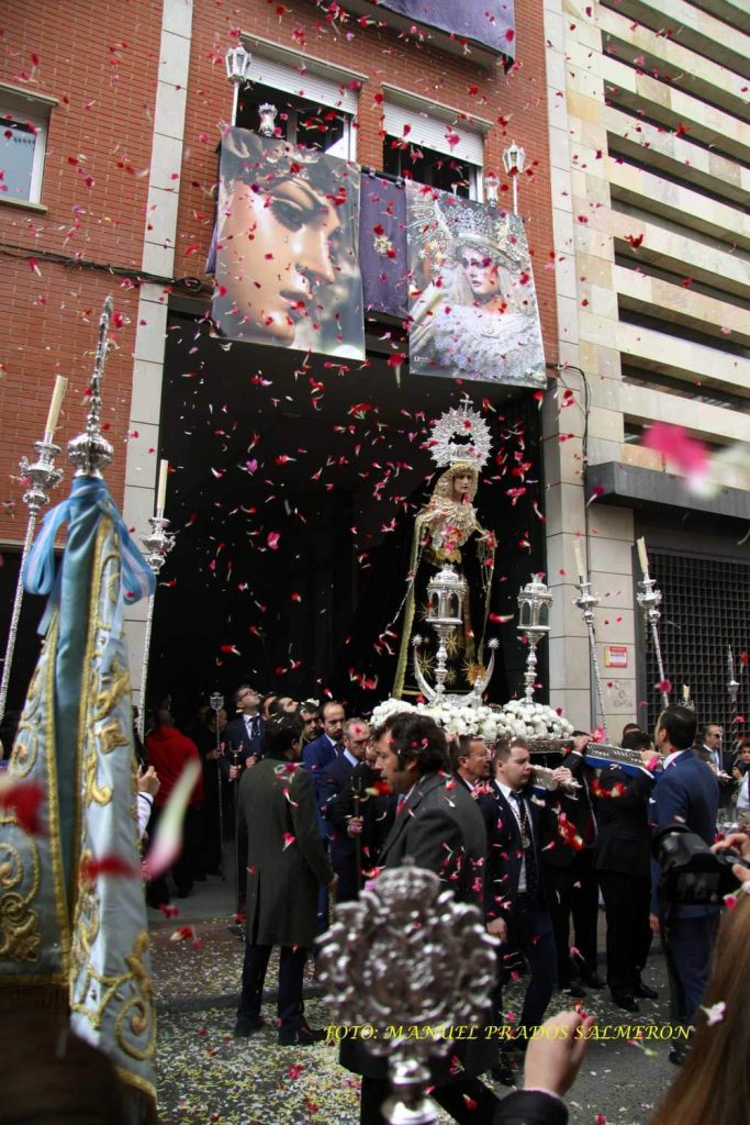 La Virgen del Rosario entra a la casa de hermandad de la Expiración.