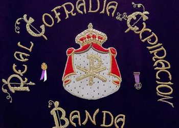 Banderín con el escudo de la banda de cabecera de la Expiración
