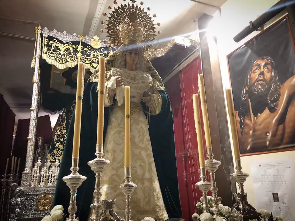 Virgen de la Esperanza recién llegada a la Casa de Hermandad para ser entronizada con motivo de la procesion extraordinaria del 125º aniversario.
